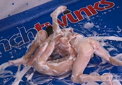 friends/episodes/FrenchTwinks-SoapyFuckFight