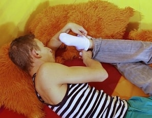 toesuckingguys.com/episodes/Furby-Tobi-Photos